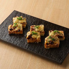 虎連坊 ヒルトンプラザウエスト店_自家製厚揚げ　鯖へしこの納豆ピザ