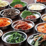 様々な韓国小皿料理や一品も豊富に取り揃えております