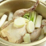 【南屋名物】若鶏丸まる一匹使ったタッカンマリ！鶏の身は柔らかく、香味野菜一緒に煮込むことでスッキリとした香りに仕上がっています