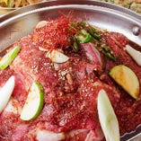 「プルコギ鍋」は、牛ロースともやし、玉ねぎなどのたっぷり野菜とともに鉄板で焼きあげる韓国料理