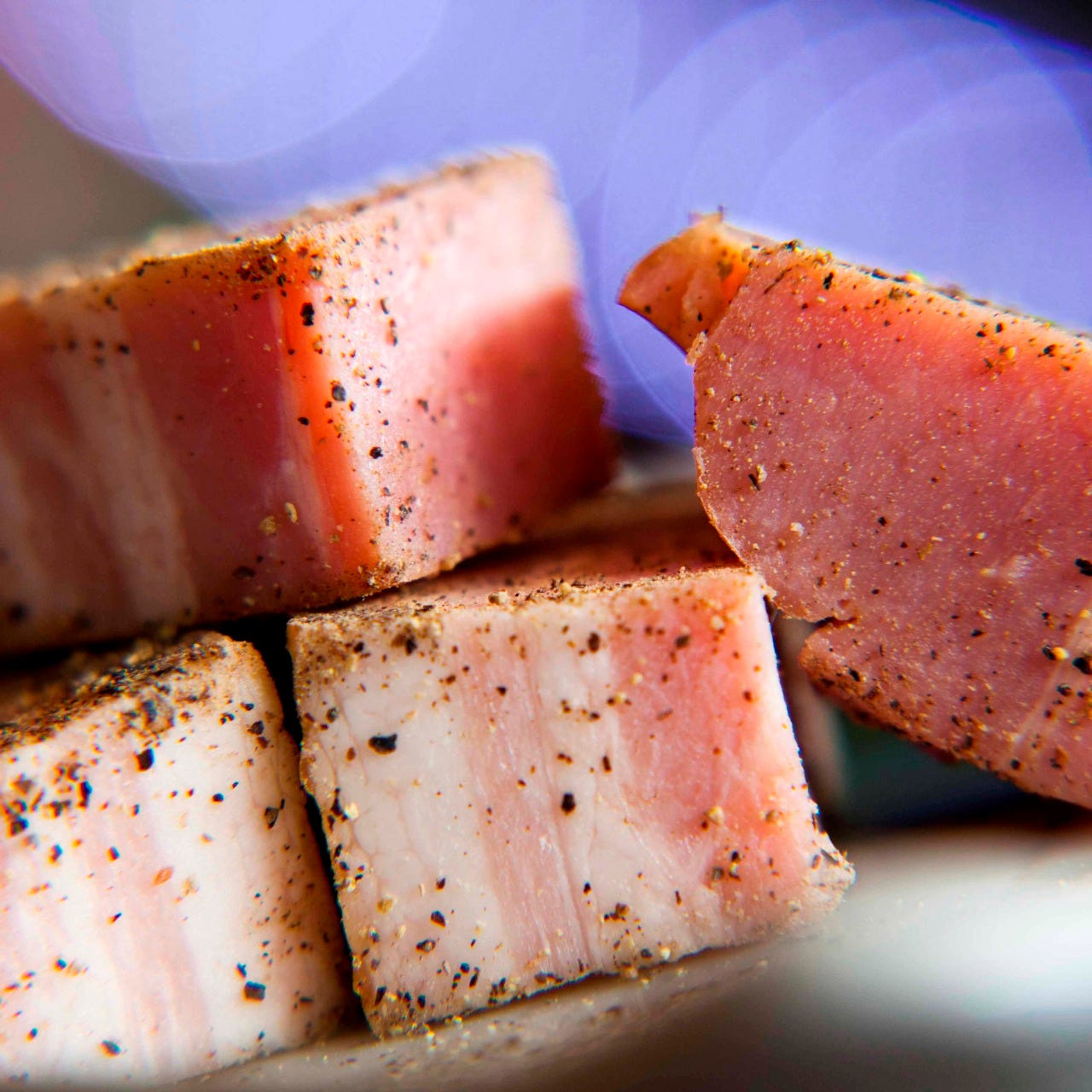 分厚くカットされた杏子の厚切ベーコン黒コショウ焼