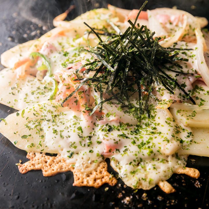 海苔がのった杏子のポテトとベーコンのチーズ焼