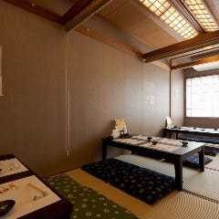 観光でのご利用や職場宴会に最適な寛ぎの座敷席を完備しています