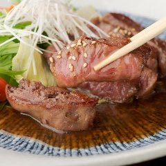 和牛のステーキには食欲をそそる甘めの自家製タレを絡めてご提供
