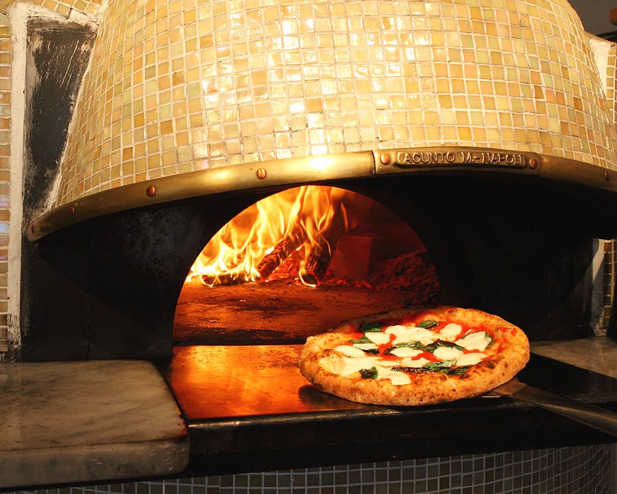 ◎イタリア直輸入の釜◎
薪を使って焼いたピッツァは格別！