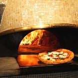 ◎イタリア直輸入の釜◎　薪を使って焼いたピッツァは格別！