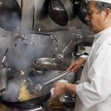 豪快な鍋使いや迫力満点の調理は中華料理のシェフならではの技