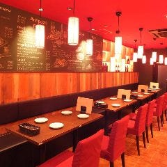 赤と黒を基調とした店内で落ち着いたひと時を・・。個室席も完備