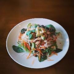 鶏とアボカドのバリスパイスサラダ