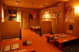 二階テーブル席大部屋　通常２名席×６、４名席×１　宴会等では約２０名様までご利用可能です。