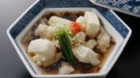 伝統の加賀料理！
揚げ出しもちの岩のりあんかけ