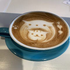 猫をかっぶた猫のラテアート 季節やﾄﾚﾝﾄﾞによってｱｰﾄも様々？！