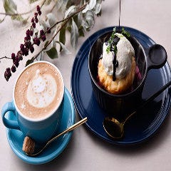 鉄板の中でフルーツを熱々にしてバニラアイスを乗せたデザート
