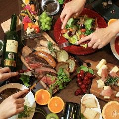 シュラスコ、サラダ、お酒、テーブルの上は賑やかに♪