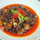 花椒庭・麻婆豆腐（葉ニンニクのせ）自家製ラー油と山椒の香り