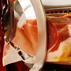 イタリア産生ハムは注文後目の前で香り豊かな切り立てをご提供！