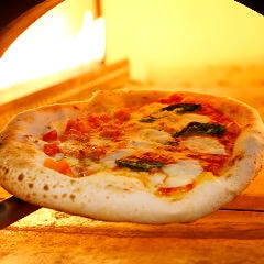 注文が入ってから生地を伸ばし焼き上げる窯焼きピッツァは絶品！