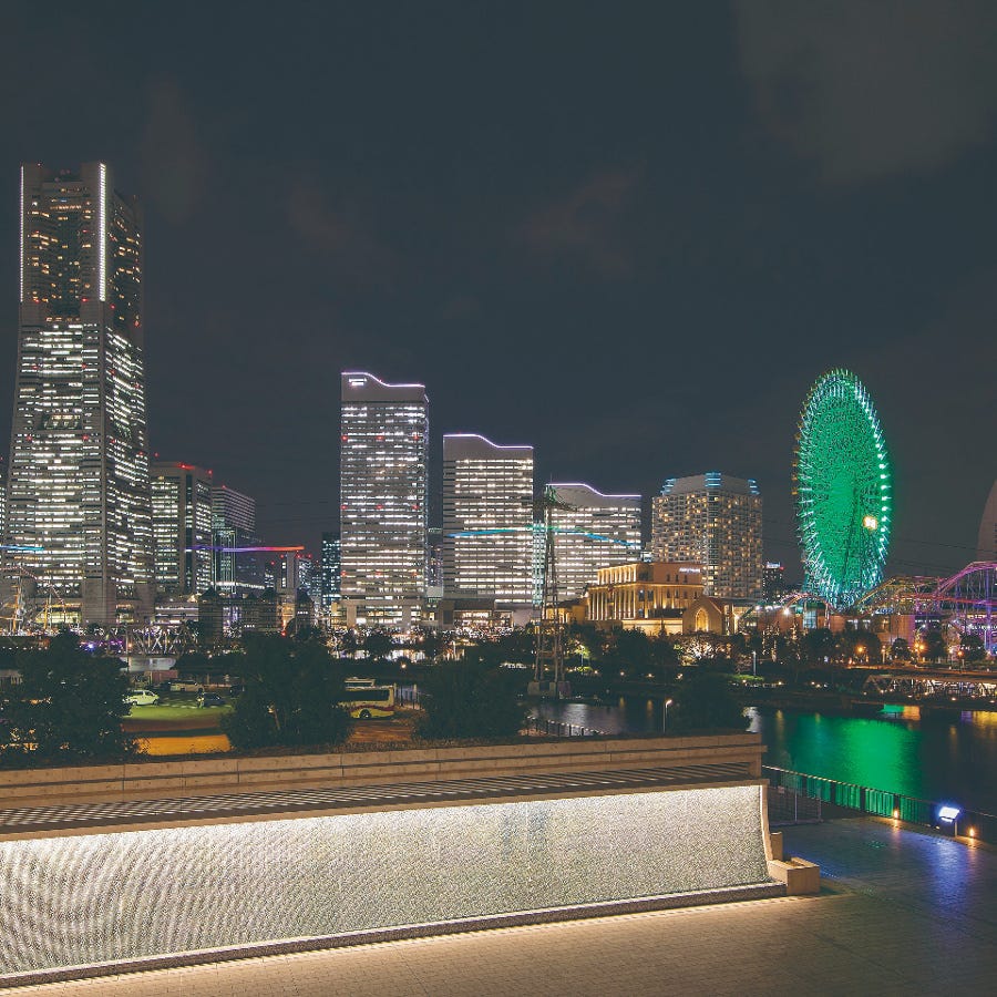 開放的な窓からは夜景を楽しめます