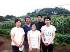 提携農家の金子さん（緑区白山）と当店スタッフ