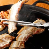 【当店一番人気！サムギョプサル】
韓国鉄板焼の中で人気が高いサムギョプサル。豚ばらの厚切り肉を味付けせずに焼くのが特徴で、唐辛子や辛味噌ダレで味付けしサンチュで巻いてお召し上がりください。辛い物好きな方向けに、辛サムギョプサルもご用意。宴会で韓国の人気料理をどうぞ！