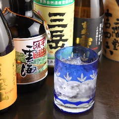 当店では焼酎も人気。通も唸る富乃宝山やそば焼酎をご用意