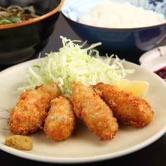 そばと揚げ物や丼物のセットは食べ応え満点でお昼時にぴったり