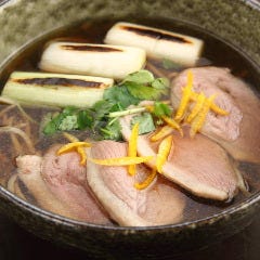 こだわりのだし汁がじんわり染み渡る温かいそばも人気