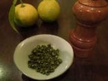 高知の仁淀川産の香り高い粒山椒
挽きたては少量でピリリと辛い