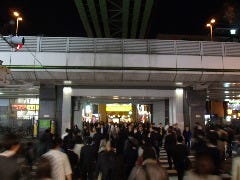 JR秋葉原駅「昭和通改札口」を出て↑直進↑し、信号を渡ります。