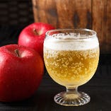 シードルとはりんごを発酵させて作られる醸造酒。日本ではまだ馴染みがありませんが、ビールやワインと同じく世界中で愛されているお酒です。クラフトビールの次はこれ！と注目されています。