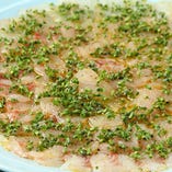 3．真鯛のカルパッチョとハーブ野菜　バルサミコ酢のソース