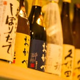 店内にはこだわりの焼酎・日本酒が並びます