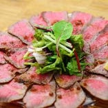 国産牛熟成肉の盛り盛りローストビーフ ～シャリアピンソース～