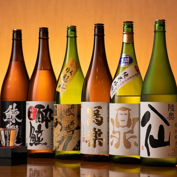 各地から選りすぐりの日本酒が勢揃い。海の幸をつまみに最高！