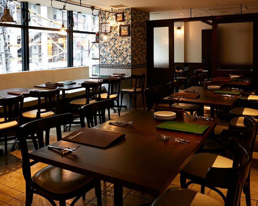 ダークブラウンのテーブルとイスでシックな雰囲気のお店