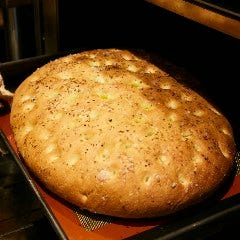 ランチタイムは自家製フォカッチャ&パンが食べ放題!