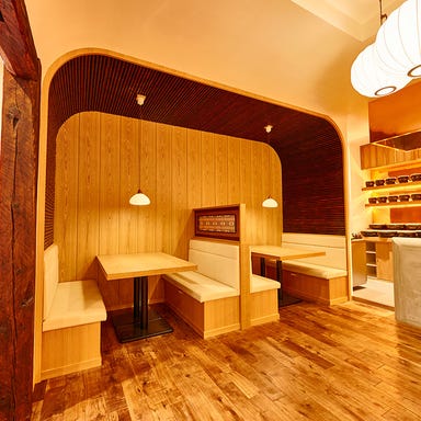 黒豚ふくや 本店_温かい木の風合いが魅力の半個室テーブル席