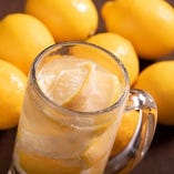 ●凍結レモンサワー●
まるごと凍らせたレモンを氷代わりに♪
