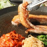 【極上豚肉】
サムギョプサル専用の千葉産豚肉は旨味と甘味が◎