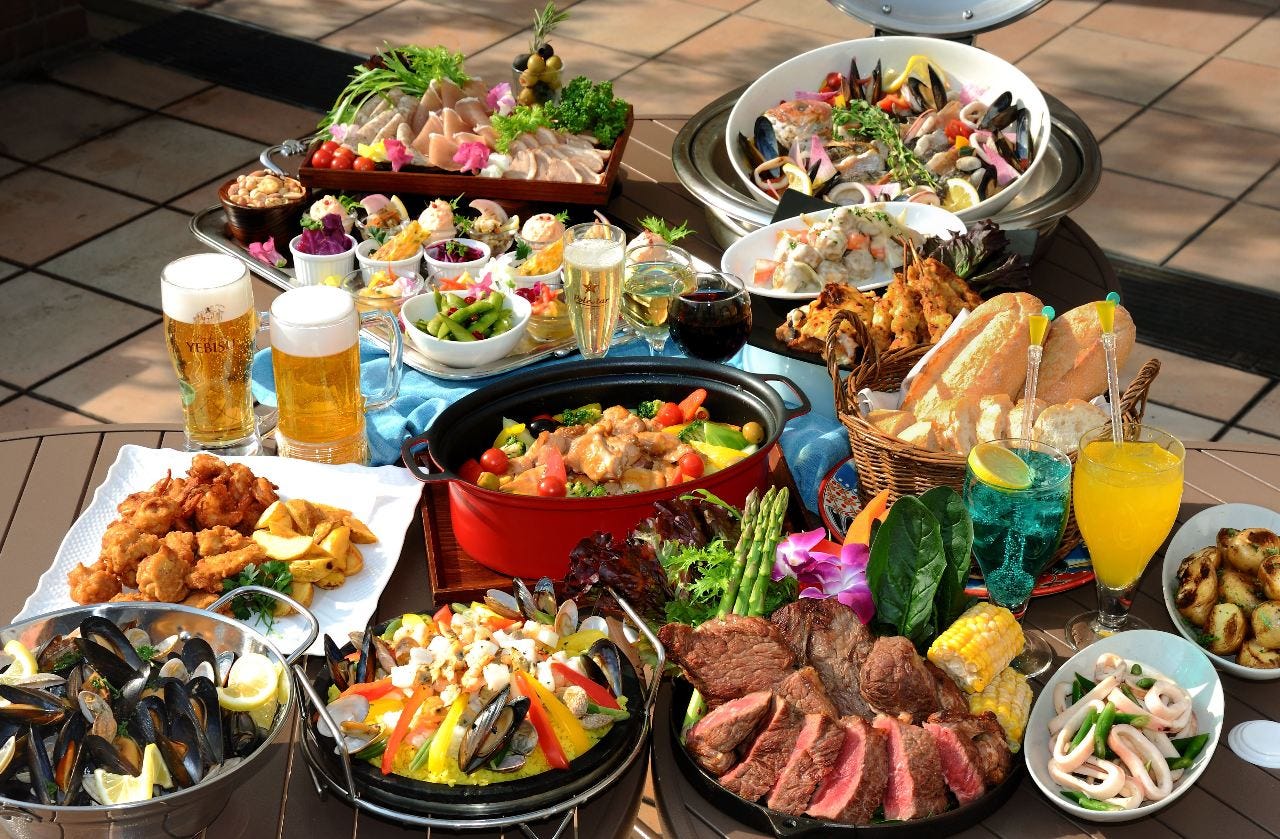 ビール、お肉、野菜の盛り合わせなどが並んだ写真