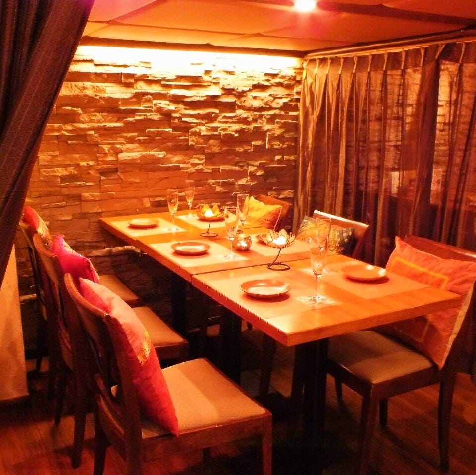 橙色の照明とインテリアでアジアンテイスト満載の店内