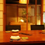 小窓から望む庭園、京都旅館へ赴いたような気分に。