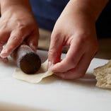 プレミアム黒豚餃子は、皮から手作り！モチモチ食感をご堪能していただけます。