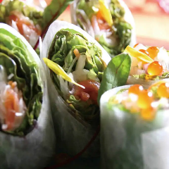 スモークサーモンと大根の春巻きサラダ