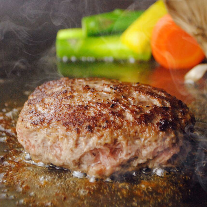黒毛和牛100%のハンバーグは肉々しさが特徴のこだわりハンバーグ