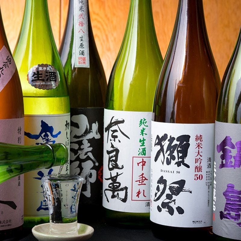 お料理に合う日本酒は常時10種以上ご用意しております。