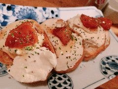 岐阜　富有柿と自家製チーズ豆腐の白和えブルスケッタ