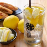 揚げ物×レモンサワー
カチカチに凍ったレモンがぎっしり！