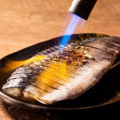 香ばしさ広がる臨場感!目の前で炙る〆サバはお酒と相性抜群