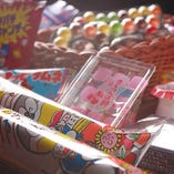 全コース、駄菓子食べ放題付！昭和レトロな店内に100種類以上の駄菓子が！